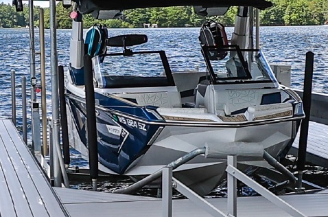 Fast hydraulic lift securing boat confidently in wind and waves