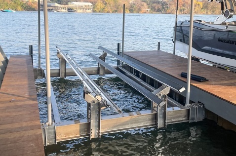 Tandem hydraulic pump keeps platform level while lifting