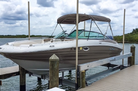 Fast hydraulic lift securing boat confidently in wind and waves