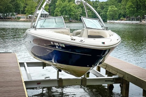 Advanced DC hydraulic system for fast boat-lift speeds