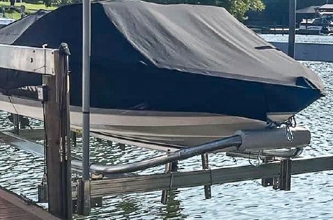 Bow and motor stops with guides for precise landing